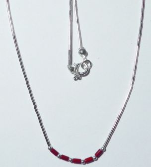 Halskette aus Silber mit roten Edelsteinen
