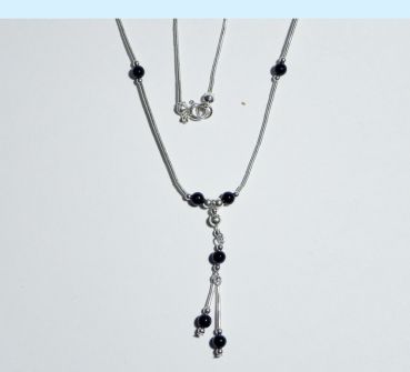 Halskette aus Silber mit schwarzen Steinen