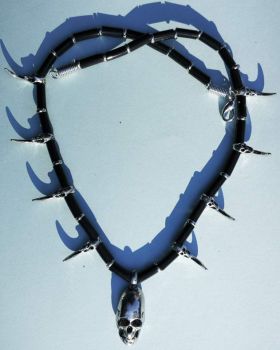 Halskette Spikes mit Totenkopf
