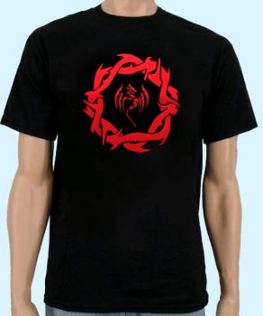 schwarzes Shirt mit roten Tribal und kleinen Drache
