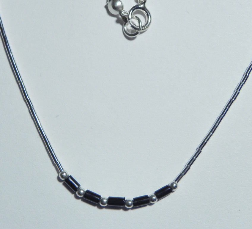 Halskette aus Silber mit schwarzen Edelsteinen