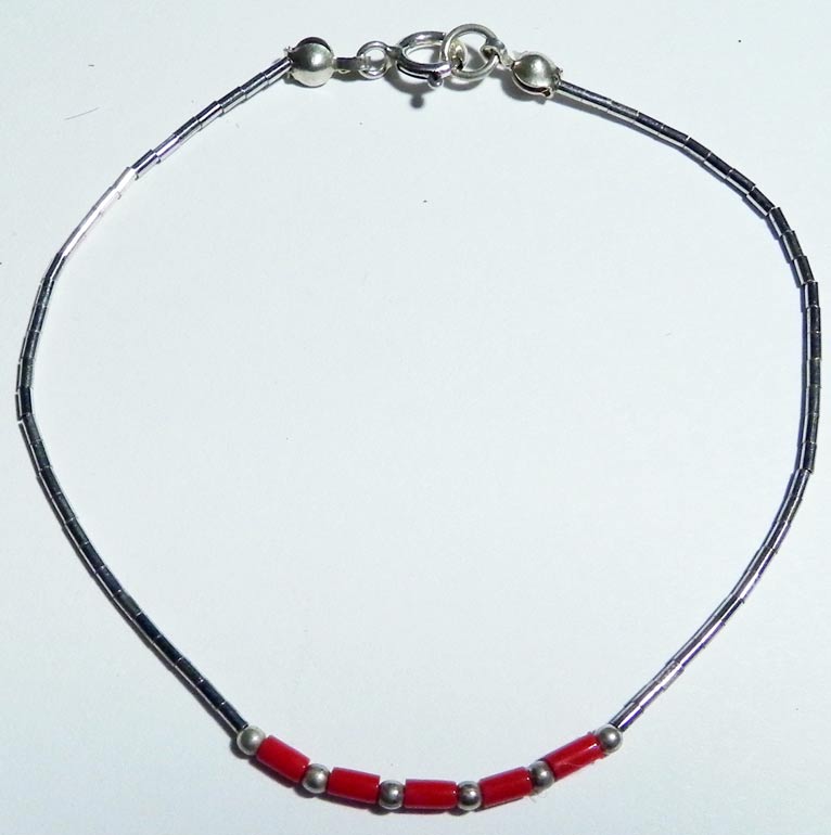 Armband aus Silber mit roten Steinen