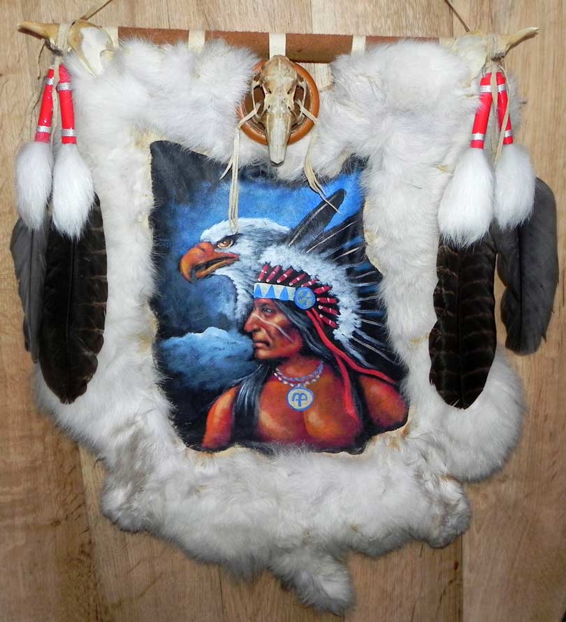 Indianer mit Adlerkopf auf Leder gemalt, mit Fell,Tierknochen und Federn