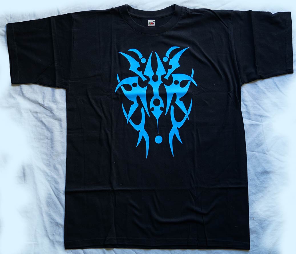 schwarzes Shirt mit blauen Tribal
