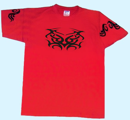 rotes Shirt mit schwarzen Tribal