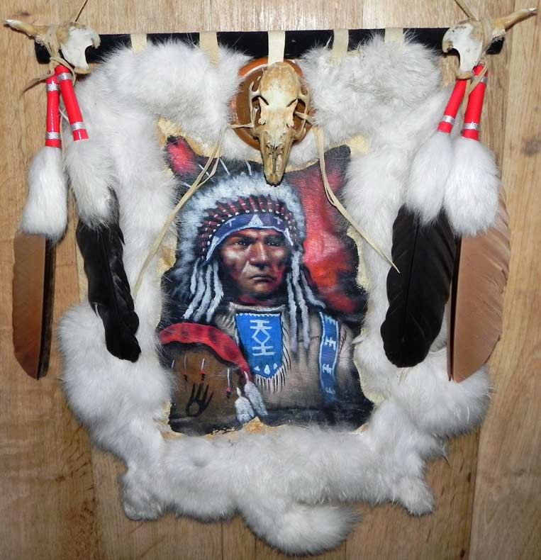 Indianerportrait auf Leder gemalt, mit Fell,Tierknochen und Federn