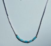 Halskette aus Silber mit hellblauen Steinen